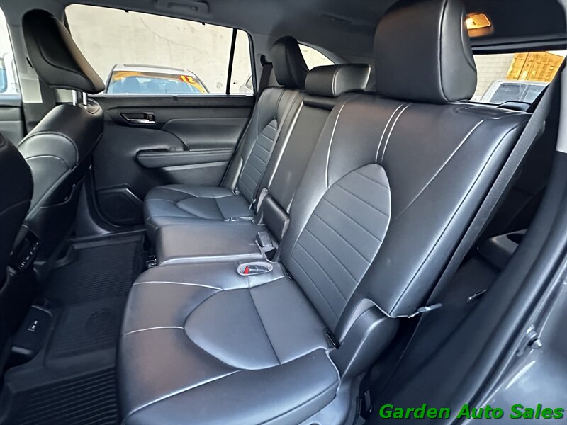 2022 Toyota Highlander XLE - Photo 14