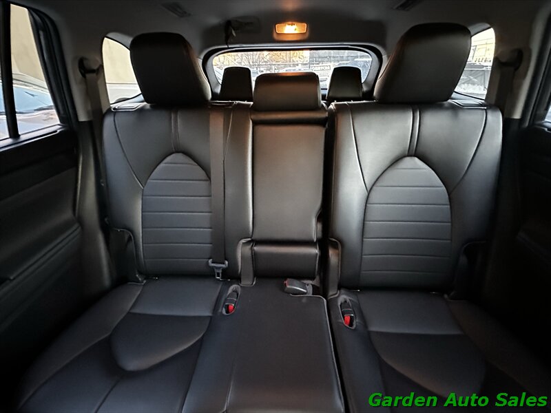 2022 Toyota Highlander XLE - Photo 13