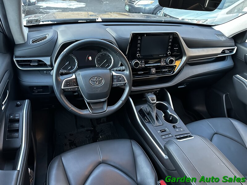 2022 Toyota Highlander XLE - Photo 17