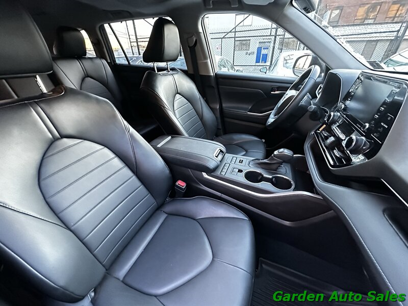 2022 Toyota Highlander XLE - Photo 21