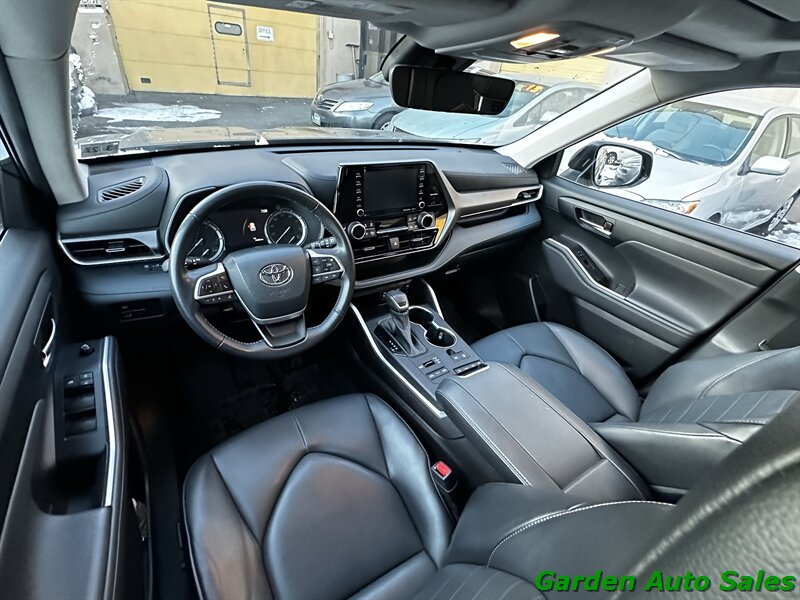 2022 Toyota Highlander XLE - Photo 16