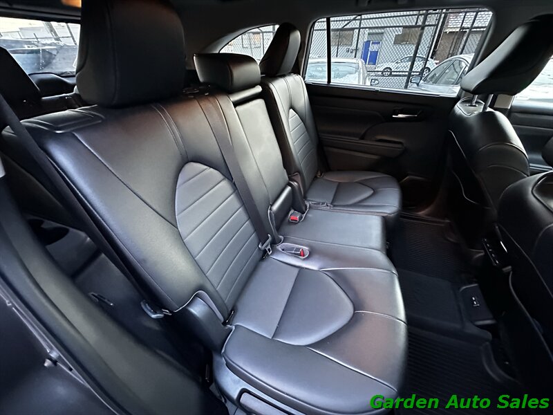 2022 Toyota Highlander XLE - Photo 19