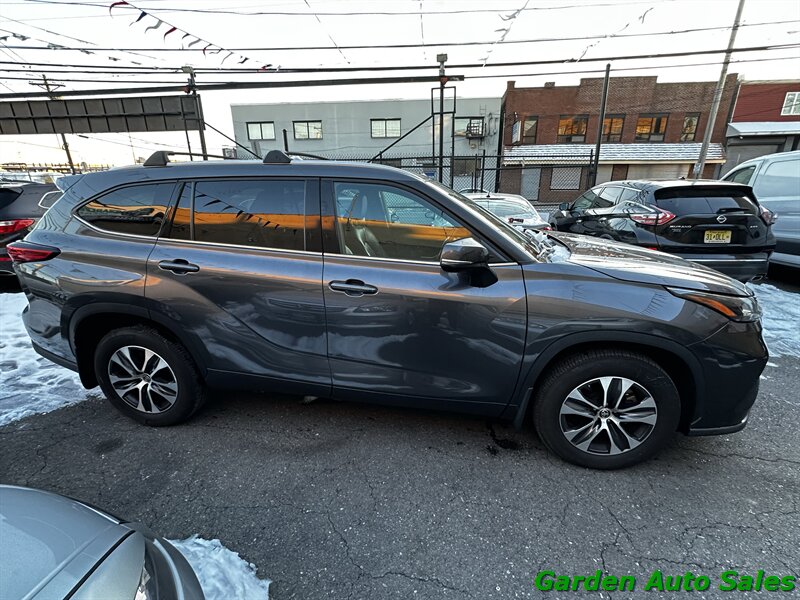 2022 Toyota Highlander XLE - Photo 8