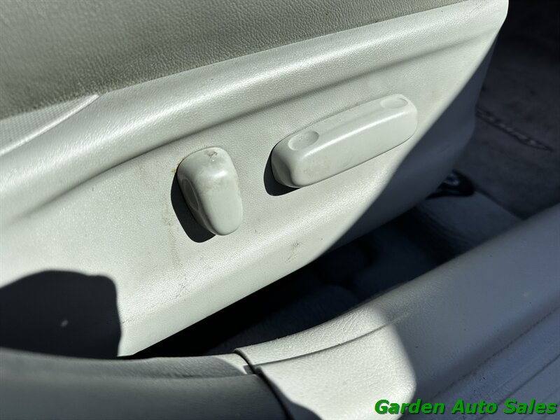 2011 Toyota Camry LE V6   - Photo 22 - Newark, NJ 07114