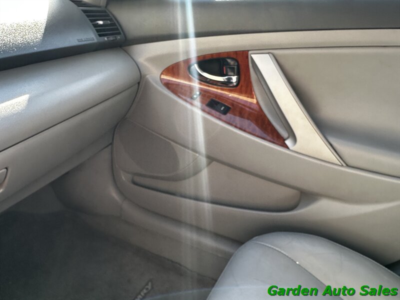 2011 Toyota Camry LE V6   - Photo 35 - Newark, NJ 07114