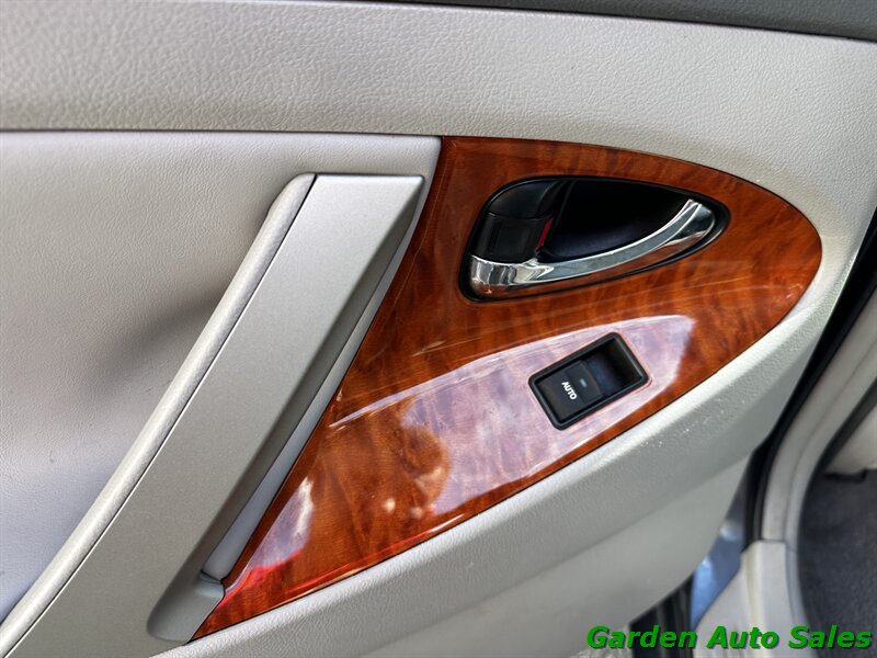 2011 Toyota Camry LE V6   - Photo 17 - Newark, NJ 07114