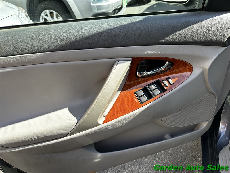 2011 Toyota Camry LE V6   - Photo 14 - Newark, NJ 07114