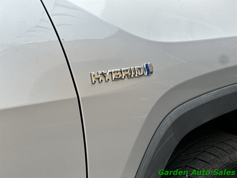 2020 Toyota RAV4 XLE - Photo 12