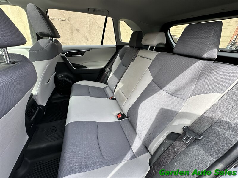 2020 Toyota RAV4 XLE - Photo 18