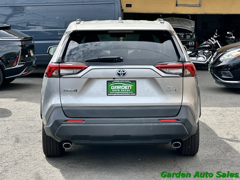 2020 Toyota RAV4 XLE - Photo 6