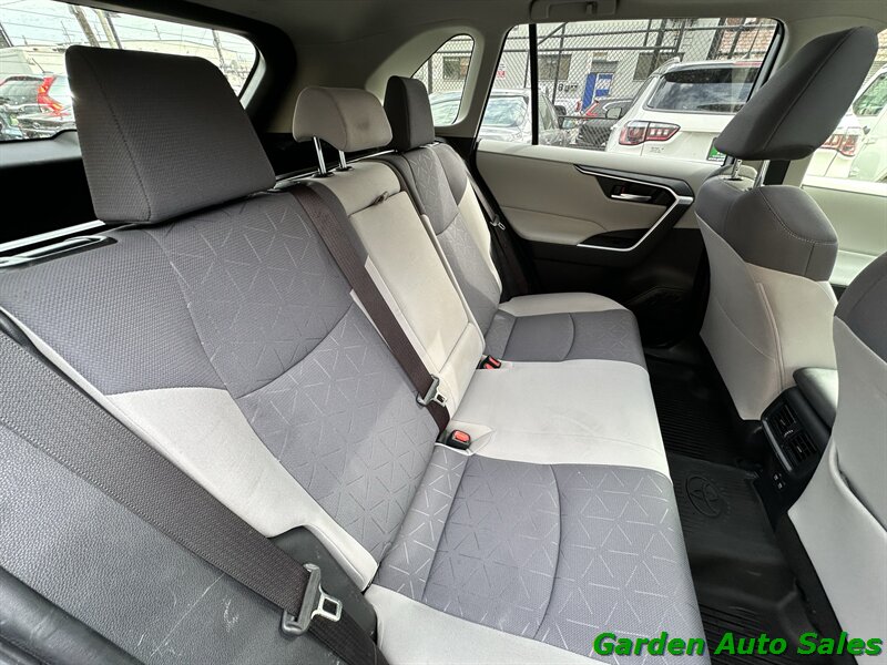 2020 Toyota RAV4 XLE - Photo 25