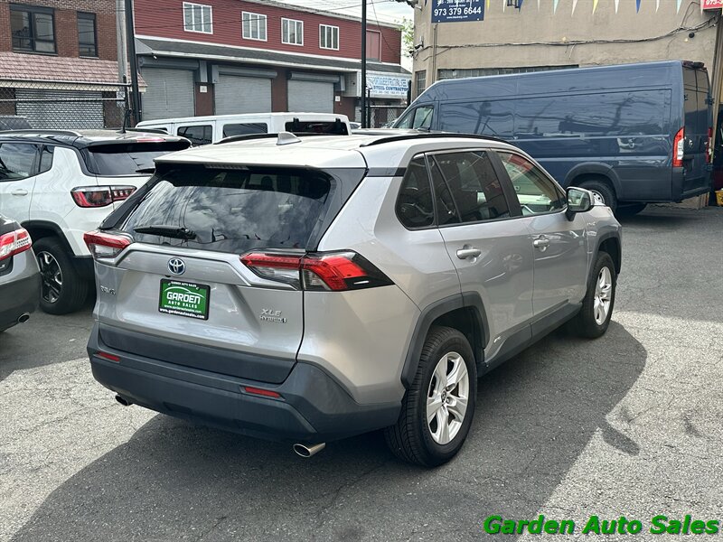 2020 Toyota RAV4 XLE - Photo 9
