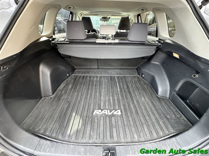 2020 Toyota RAV4 XLE - Photo 19