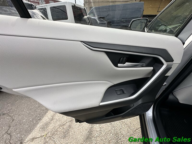 2020 Toyota RAV4 XLE - Photo 17