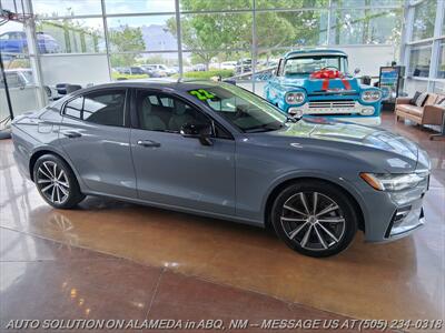 2022 Volvo S60 B5 Momentum Sedan