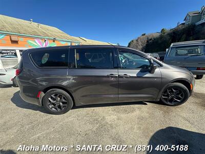 2020 Chrysler Pacifica Touring   - Photo 8 - Santa Cruz, CA 95060
