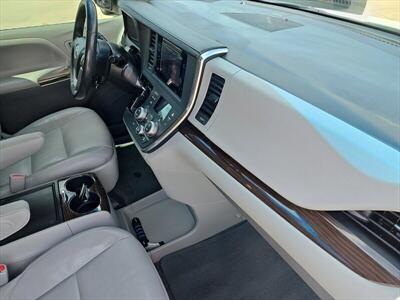 2017 Toyota Sienna XLE 8 Passenger   - Photo 13 - Woodstock, GA 30188