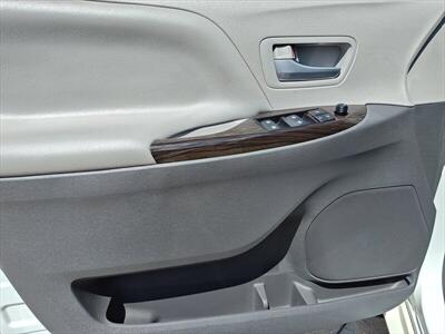 2017 Toyota Sienna XLE 8 Passenger   - Photo 30 - Woodstock, GA 30188