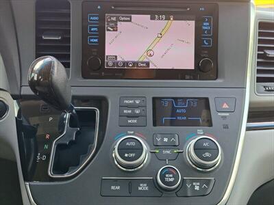 2017 Toyota Sienna XLE 8 Passenger   - Photo 22 - Woodstock, GA 30188