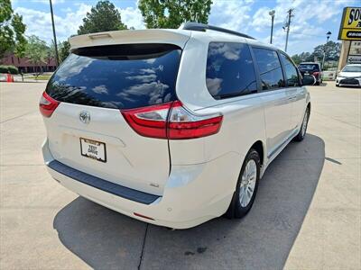2017 Toyota Sienna XLE 8 Passenger   - Photo 5 - Woodstock, GA 30188