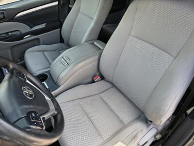 2018 Toyota Highlander LE   - Photo 10 - Woodstock, GA 30188