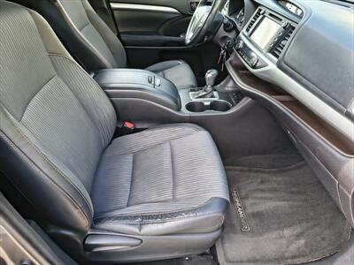 2016 Toyota Highlander LE Plus V6   - Photo 13 - Woodstock, GA 30188