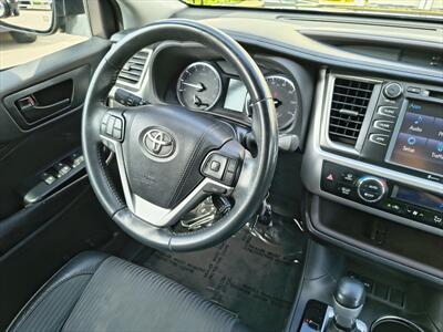 2016 Toyota Highlander LE Plus V6   - Photo 18 - Woodstock, GA 30188