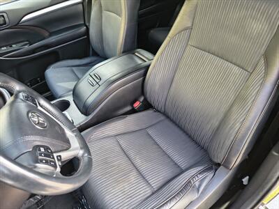 2016 Toyota Highlander LE Plus V6   - Photo 11 - Woodstock, GA 30188