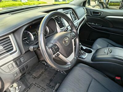 2016 Toyota Highlander LE Plus V6   - Photo 9 - Woodstock, GA 30188