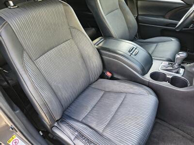2016 Toyota Highlander LE Plus V6   - Photo 14 - Woodstock, GA 30188