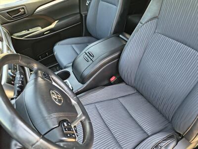 2015 Toyota Highlander LE Plus V6   - Photo 13 - Woodstock, GA 30188