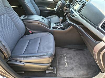 2015 Toyota Highlander LE Plus V6   - Photo 15 - Woodstock, GA 30188