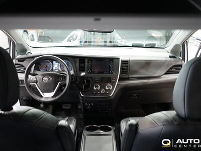 2018 Toyota Sienna SE Premium 8 Passenger   - Photo 23 - Lynnwood, WA 98036