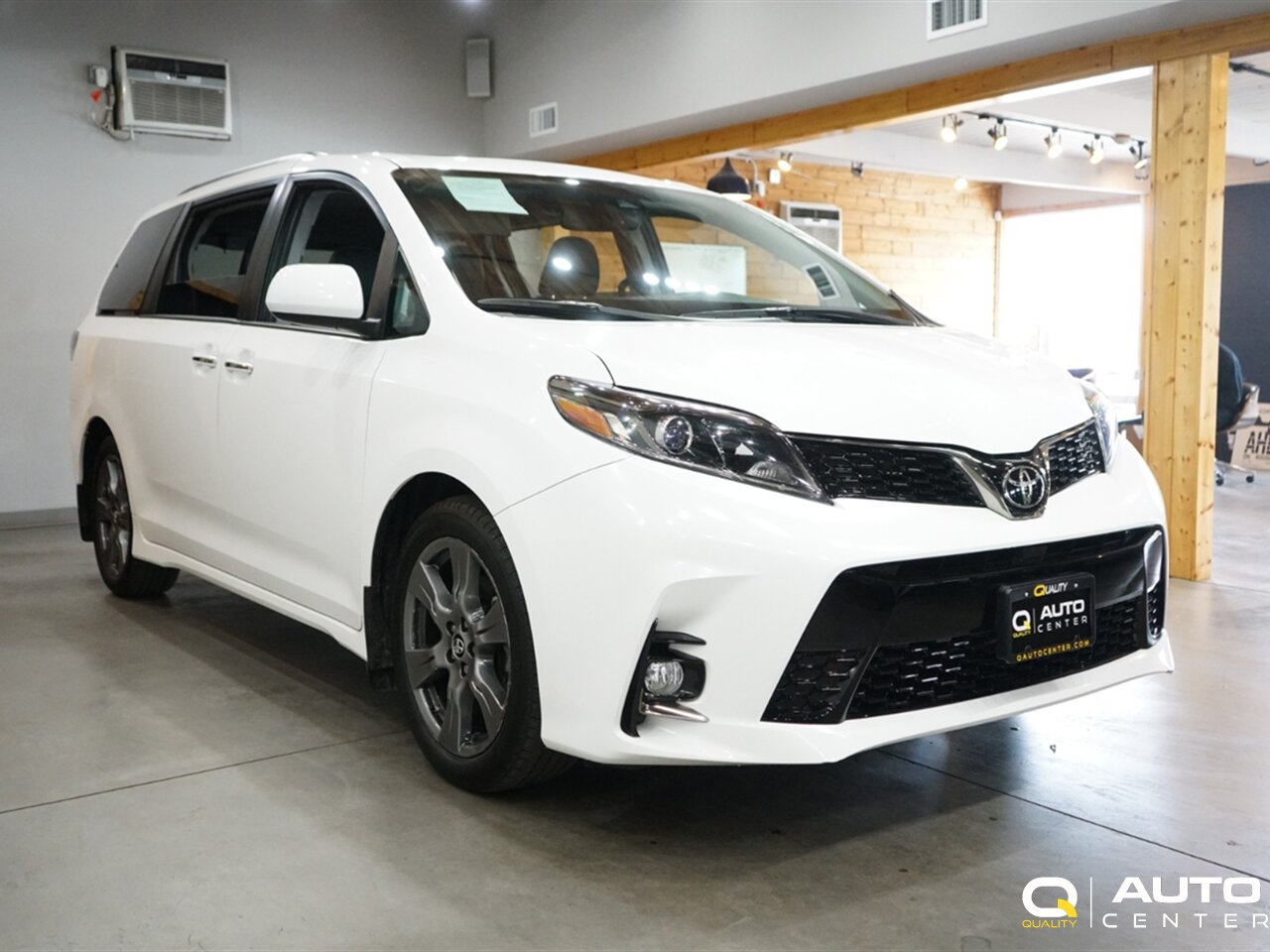 2018 Toyota Sienna SE Premium 8 Passenger - Photo 3 - Lynnwood, WA 98036