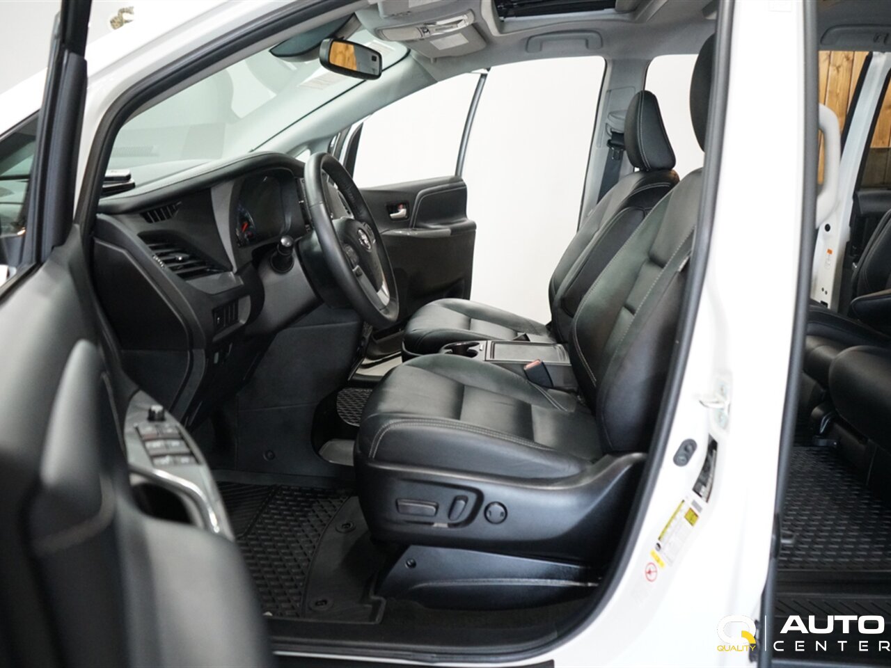 2018 Toyota Sienna SE Premium 8 Passenger - Photo 18 - Lynnwood, WA 98036