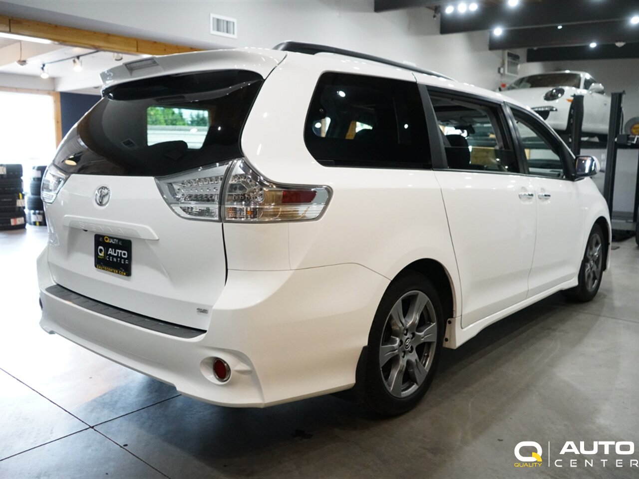 2018 Toyota Sienna SE Premium 8 Passenger - Photo 4 - Lynnwood, WA 98036