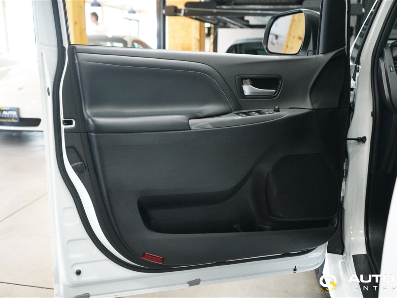 2018 Toyota Sienna SE Premium 8 Passenger - Photo 12 - Lynnwood, WA 98036