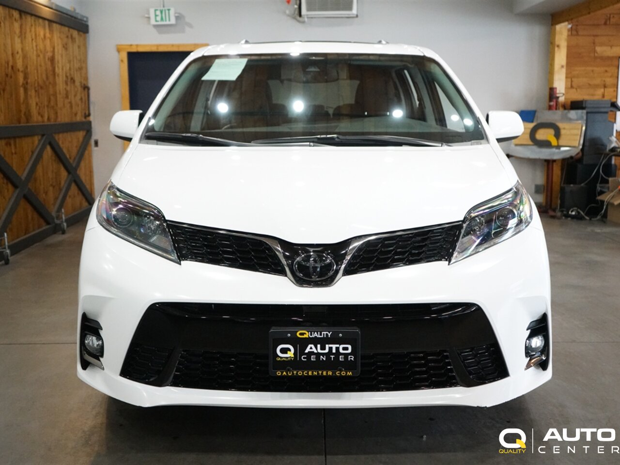 2018 Toyota Sienna SE Premium 8 Passenger - Photo 2 - Lynnwood, WA 98036