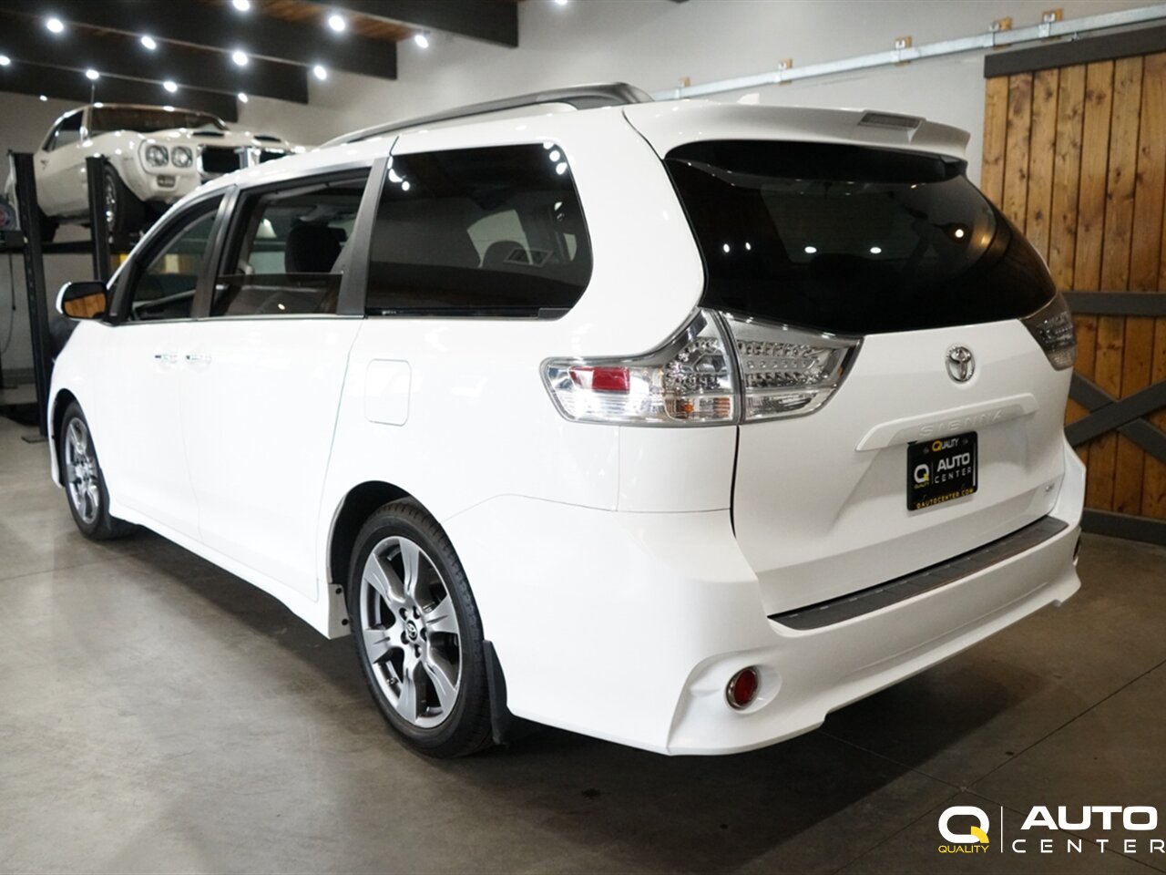 2018 Toyota Sienna SE Premium 8 Passenger - Photo 5 - Lynnwood, WA 98036