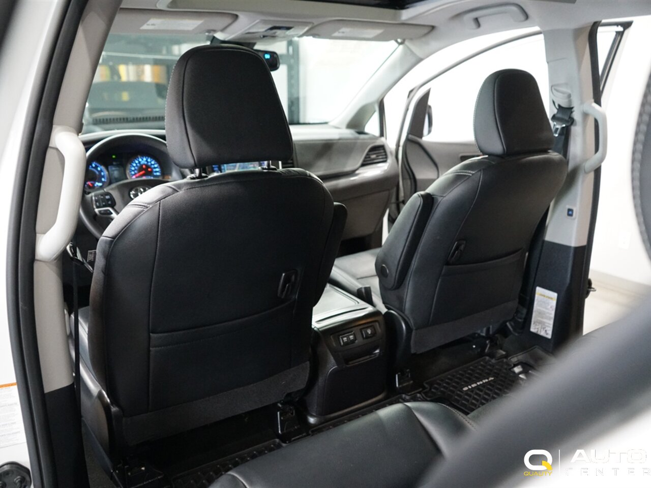 2018 Toyota Sienna SE Premium 8 Passenger - Photo 39 - Lynnwood, WA 98036