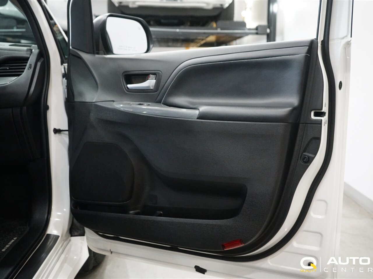 2018 Toyota Sienna SE Premium 8 Passenger - Photo 14 - Lynnwood, WA 98036