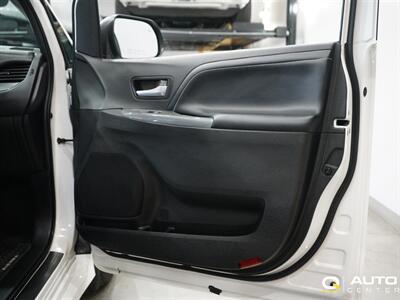 2018 Toyota Sienna SE Premium 8 Passenger   - Photo 14 - Lynnwood, WA 98036