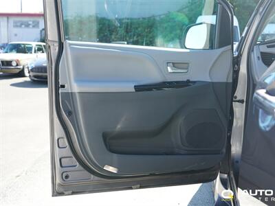 2015 Toyota Sienna XLE 7 Passenger   - Photo 10 - Lynnwood, WA 98036