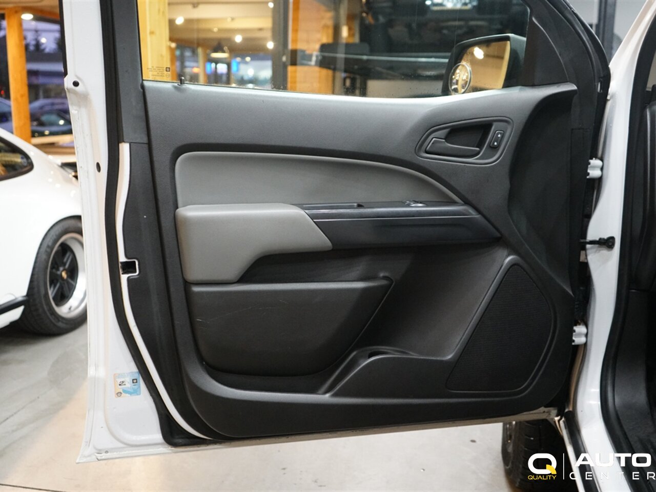 2018 Chevrolet Colorado Work Truck - Photo 8 - Lynnwood, WA 98036