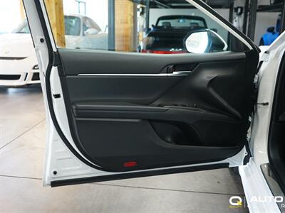 2022 Toyota Camry SE   - Photo 10 - Lynnwood, WA 98036