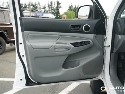 2014 Toyota Tacoma Base V6   - Photo 10 - Lynnwood, WA 98036