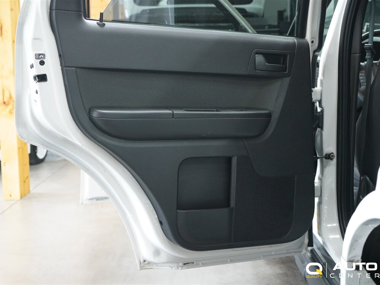 2010 Ford Escape Limited - Photo 12 - Lynnwood, WA 98036