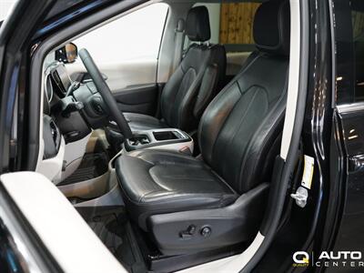 2022 Chrysler Pacifica Hybrid Touring L   - Photo 12 - Lynnwood, WA 98036