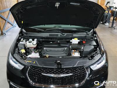 2022 Chrysler Pacifica Hybrid Touring L   - Photo 9 - Lynnwood, WA 98036