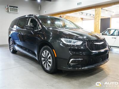 2022 Chrysler Pacifica Hybrid Touring L   - Photo 3 - Lynnwood, WA 98036